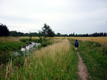 Weg entlang des Flusses