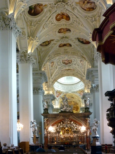 das Innere der Basilika